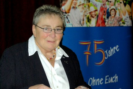 Frau Da Corte steht an einem Pult