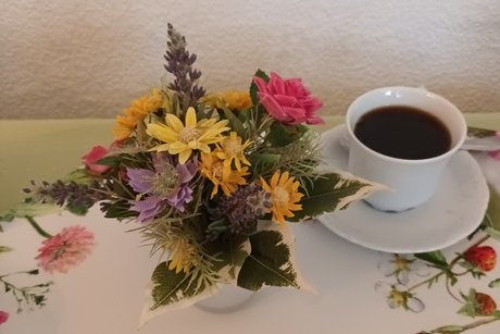 Hübsch gedeckte Kaffeetafel