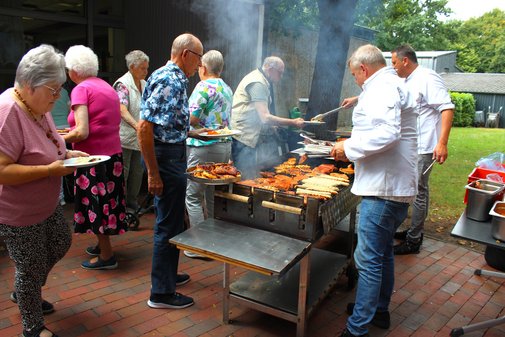 Zwei Köche am Grill und ein VdK-Mitglieder