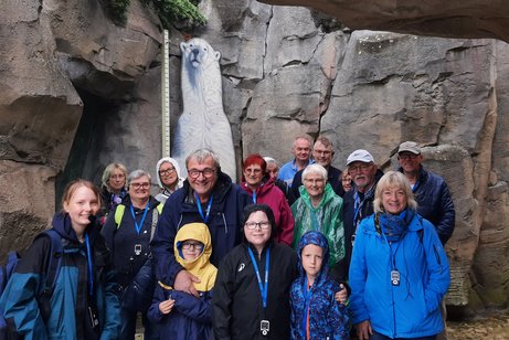 VdK-Mitglieder und Enkelkinder im Zoo am Meer vor der Eisb&auml;renstatur