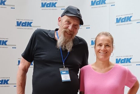 Detlef Bonnekoh mit Verena Bentele vor einer VdK-Wand