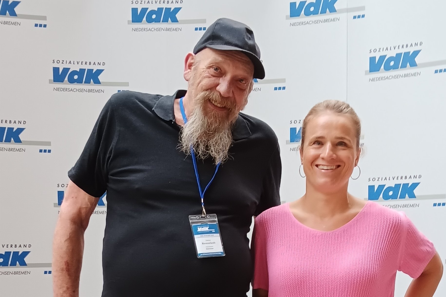 Detlef Bonnekoh mit Verena Bentele vor einer VdK-Wand
