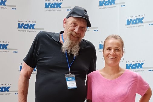 Detlef Bonnekoh mit Verena Bentele vor einer VdK-Wand