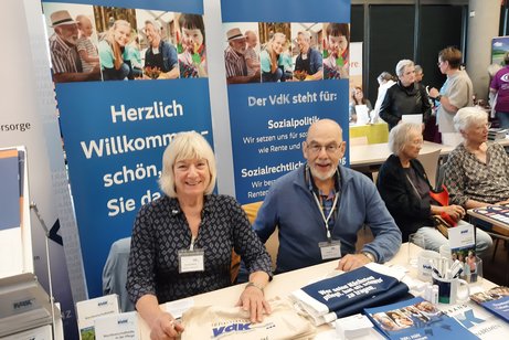 Rosi Kluth-M&uuml;nch und Rolf M&uuml;nch am VdK-Stand
