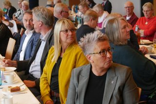 Gäste an Tischen im Saal