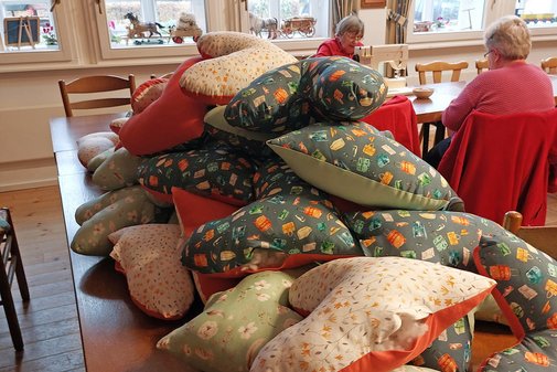 Ein Haufen aus gro&szlig;en Herzkissen