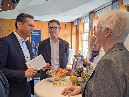 Die Politiker im Gespr&auml;ch mit einer Mitarbeiterin 