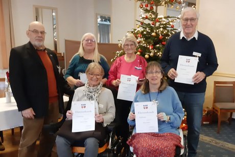1. Vorsitzender Rolf Münch mit den Jubilaren Andrea Rode, Helgard Stevanovicz, Arnold Ottink, davor im Rollstuhl Marlies Dietz und Petra Fiedler 1. Vorsitzender Rolf Münch mit den Jubilaren Andrea Rode, Helgard Stevanovicz, Arnold Ottink, davor im Rollstuhl Marlies Dietz und Petra Fiedler