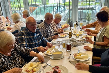Spargelessen Gemeinsames Mittagessen