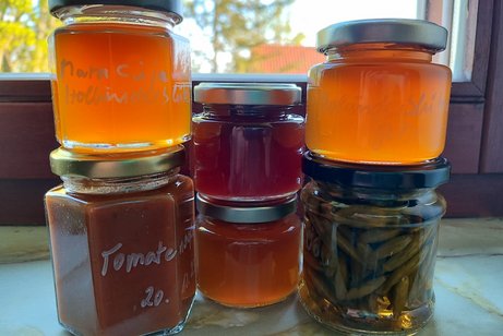 Gläser mit Marmeladen