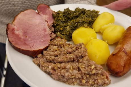 Ein Gr&uuml;nkohlgericht mit Pinkel, Kassler und Kartoffeln