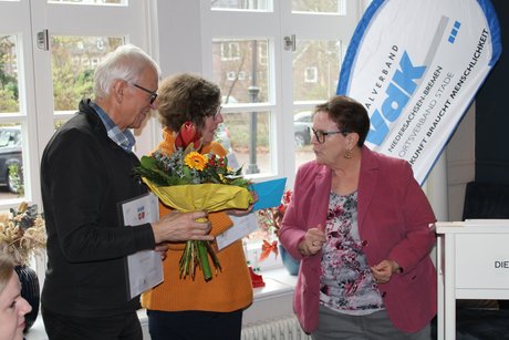 &Uuml;bergabe Blumen und Gutschein