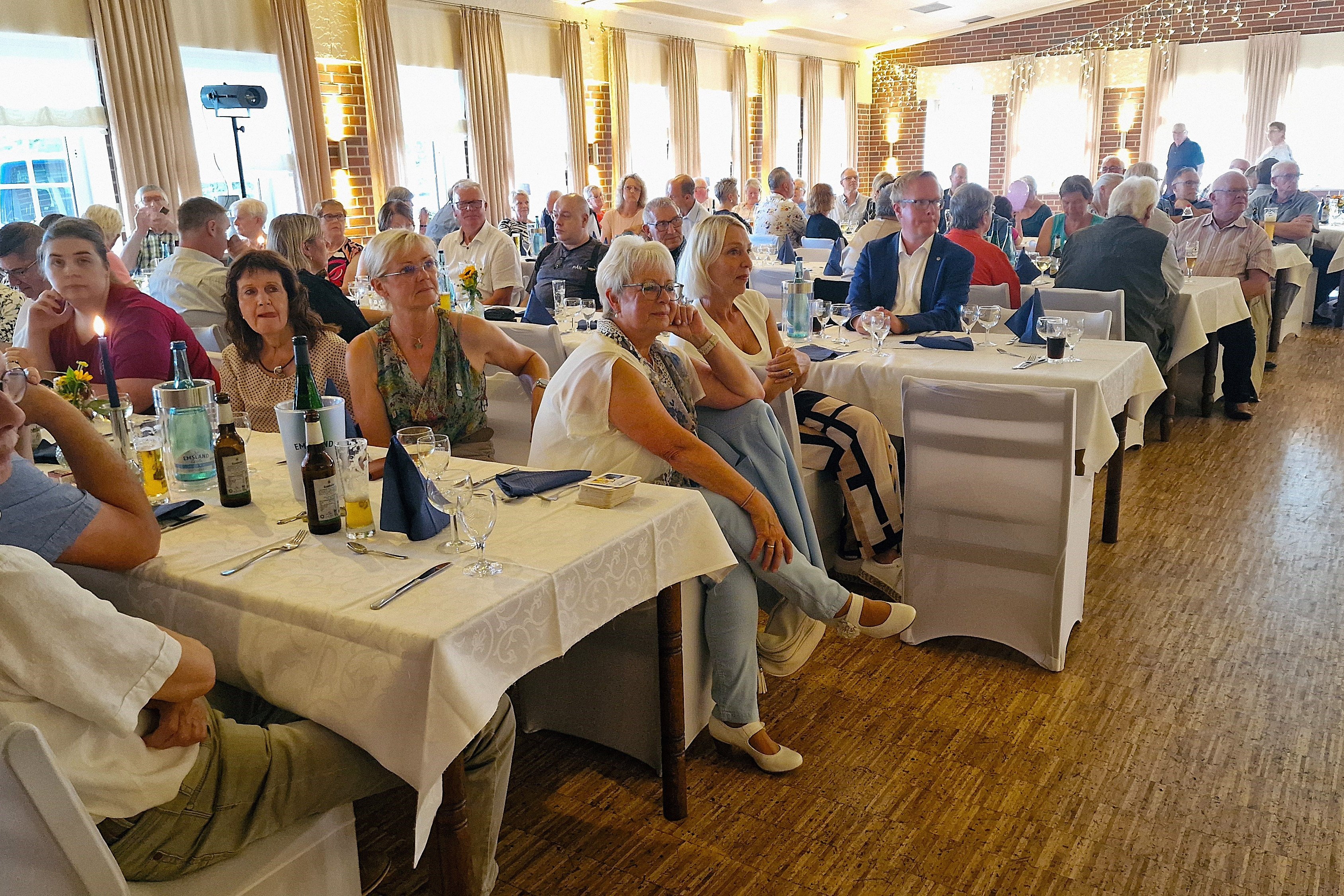 Gäste an den Tischen im Saal