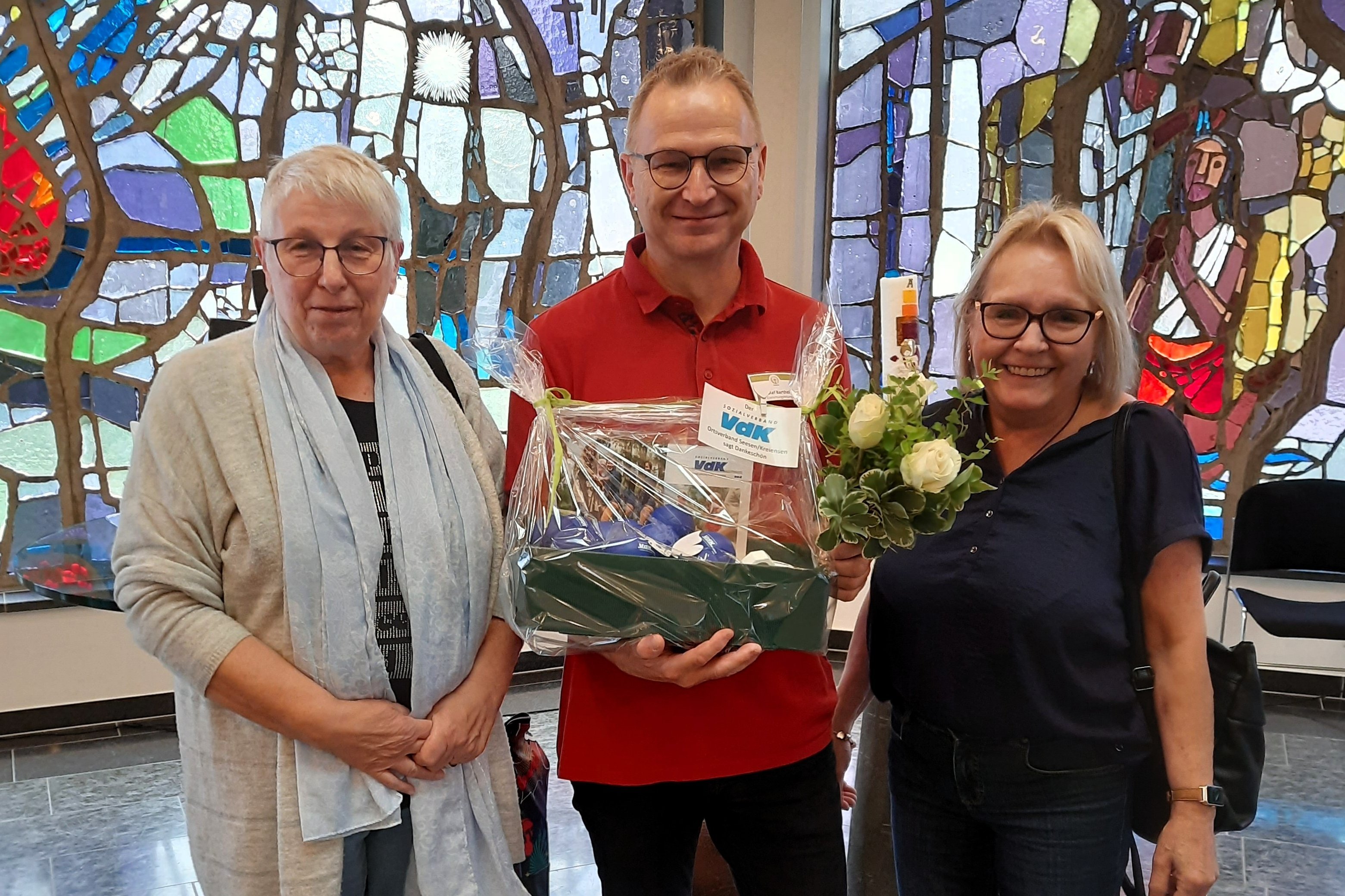 Gabriele Dittmann und Ruth Flath mit einem Vertreter der Einrichtung