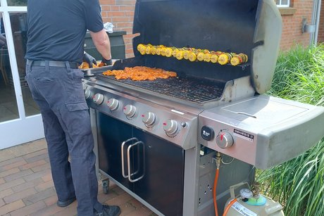 Der Grillmeister bei der Arbeit Der Grillmeister bei der Arbeit