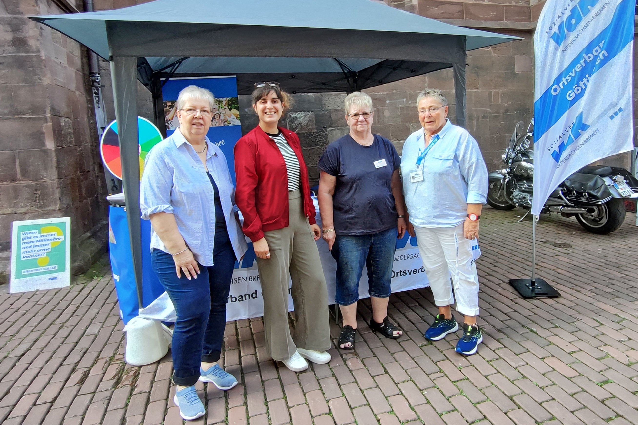 Gruppenfoto der vier Frauen am blau-weißen Infostand