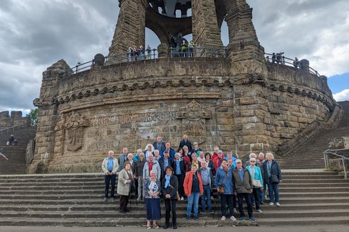 Gruppenfoto vor dem Kaiser-Wilhelm-Denkmal Eine schöner Tagesausflug nach Minden mit Weserrundfahrt und Kaiser-Wilhelm-Denkmal