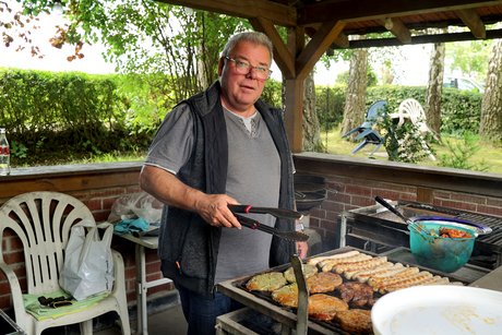 Fredi Kunkel steht am Grill