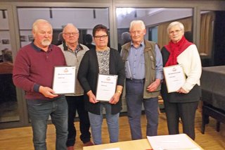 Gruppenfoto der geehrten Mitglieder und der beiden Vorstandsvorsitzenden