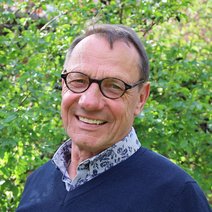Portraitfoto von Gerhard Skradde vor einer gr&uuml;nen Hecke.