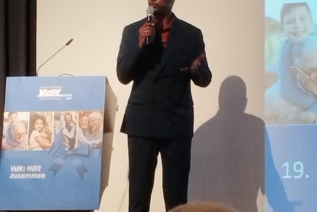 Yared Dibaba moderiert am zweiten Tag