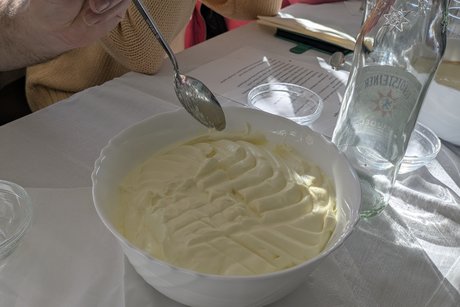 Das Bild zeigt eine wei&szlig;e Porzellansch&uuml;ssel, gef&uuml;llt mit einer Cr&egrave;me-Speise