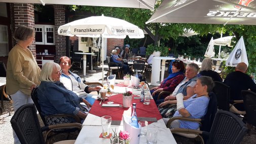 Gäste am Tisch