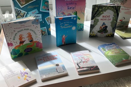 11 B&uuml;cher werden auf einem Tisch pr&auml;sentiert