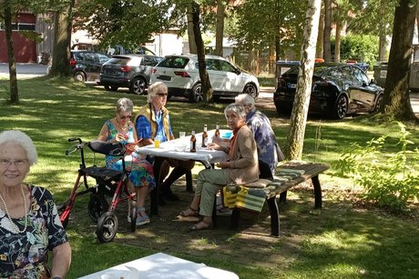 nette Gepräche Tisch mit Mitgliedern und Gäste beim Essen und im Gedankenaustausch, von links, Christa Schampatis, Angelika Hellmann, Rudolf Hellmann, Sofia Dudda und Wolfram Dudda