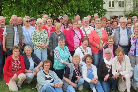 Gruppenbild im Gr&uuml;nen von Hedwig Drees