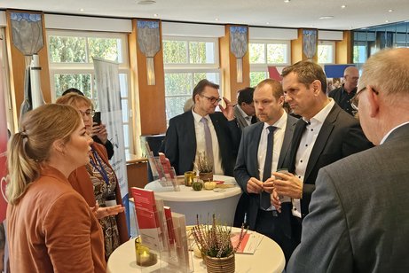 Die Politiker am Stehtisch im Gespr&auml;ch mit den Mitarbeiterinnen der AWO 