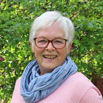Portraitfoto von Renate Narjes vor einer gr&uuml;nen Hecke.