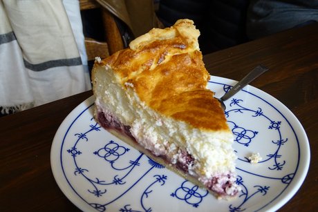 Stück Kuchen auf Teller Stück Kuchen auf Teller