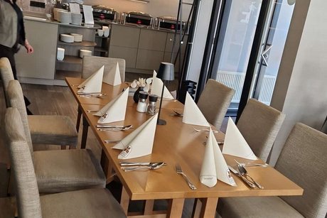 Mittagessen vom Buffet - ein sehr schön eingedeckter Tisch