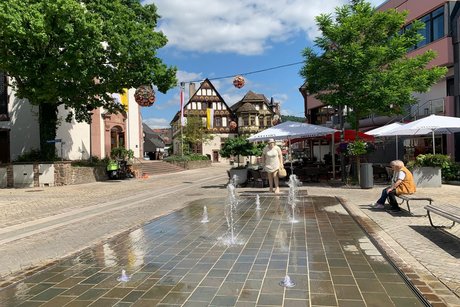 Frauenskulptur am Wasser