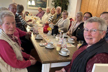 Mitglieder am Tisch im Gespr&auml;ch