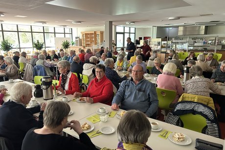 Gemeinsam Kaffee u. Kuchen
