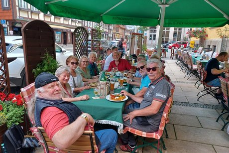 Die VdKler draußen am Tisch beim Essen