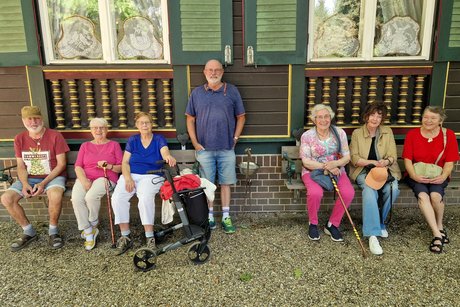 Teilnehmer vor dem Jagdschloss auf der Bank