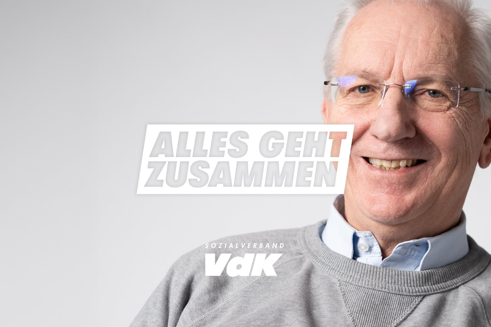 Jörg Bade mit den Schriftzug "Alles geht zusammen"