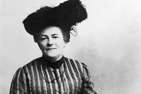 Auf dem Foto ist Clara Zetkin zu sehen. Sie tr&auml;gt einen Hut. Das Bild wurde ungef&auml;hr 1890 aufgenommen. Damals war Clara Zetkin 33 Jahre alt.