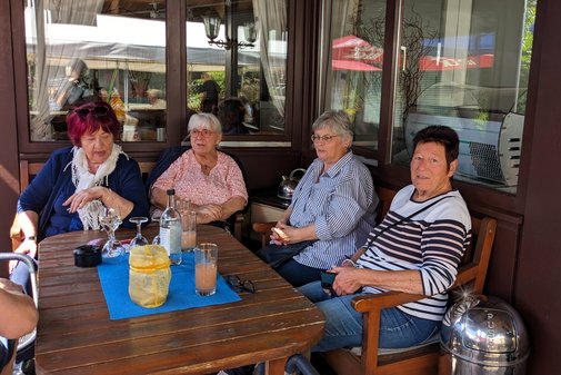 Vier Frauen lächelnd am Tisch