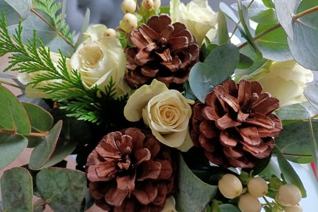 weihnachtlicher Rosenstrauß in weiß