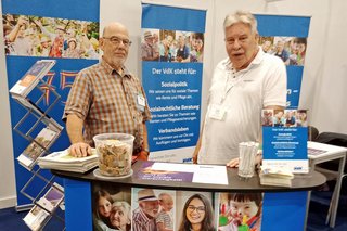 Die beiden Herren am blauen Messestand