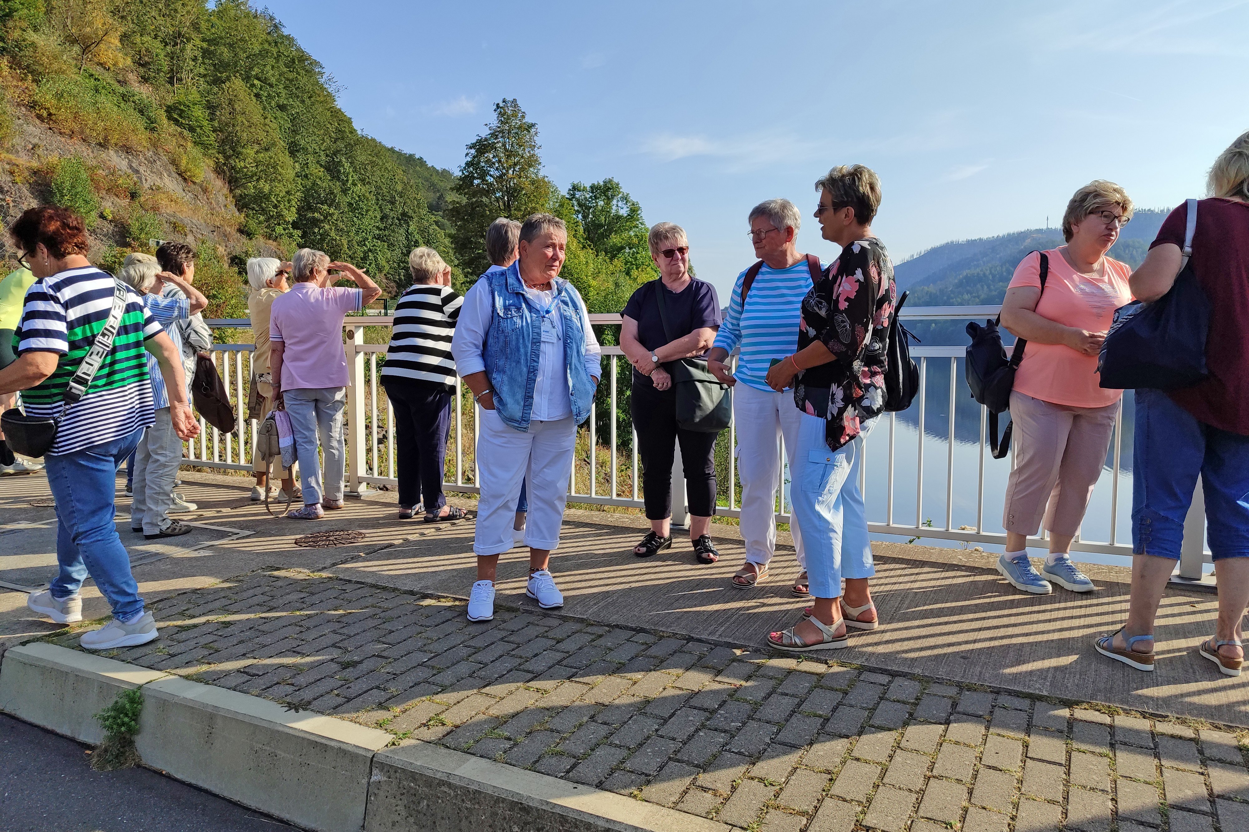 Die Mitglieder an der Odertalsperre bei Sonnenschein