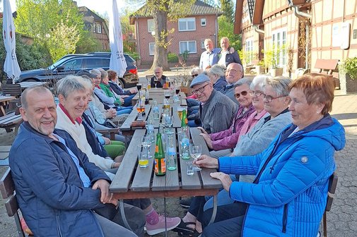 Die VdK-Mitglieder in einem Caf&eacute; an Tischen drau&szlig;en in der Altstadt