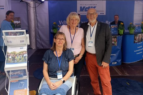 Rosi Kluth-Münch, Rolf Münch und Petra Fiedler am VdK-Stand
