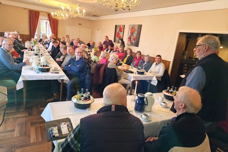 Die Mitglieder an den Tischen