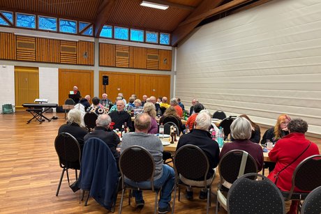 Teilnehmer lauschen der Geschichte