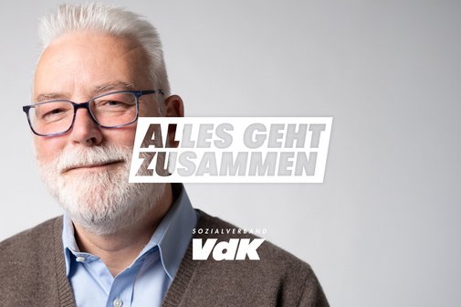 Andreas Rohloff mit dem Schriftzug "Alles geht zusammen"